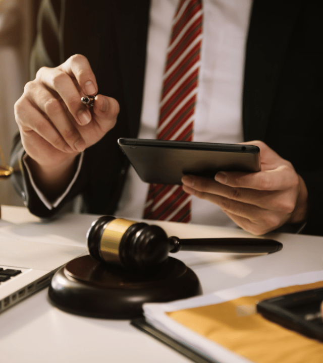2 Δικηγόρος με σφυρί δικαστηρίου και tablet – συνδυασμός νομικής τεχνογνωσίας και σύγχρονης τεχνολογίας